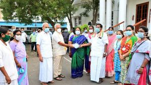 ஊரடங்கை தளர்த்த வேண்டாம்.. மன்றாடிக் கேட்கும் மல்லாடி..  கேட்க மறுக்கும் நாராயணசாமி..! 