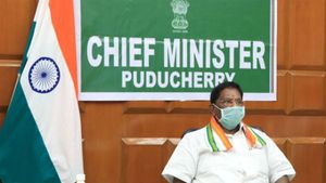 புதுச்சேரியில் ஊரடங்கில் தளர்வு.. தொழிற்சாலைகள் இயங்க அனுமதி.. முதல்வர் நாராயணசாமி அறிவிப்பு 