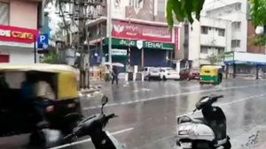 பெங்களூருவில் இடியுடன் கனமழை- காலை முதல் வெளுத்து வாங்குகிறது 