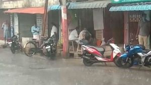 புதுச்சேரியில் கோடை மழை.. குளிர்ந்த பூமி.. பொதுமக்கள் மகிழ்ச்சி.. 