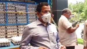 மழைக்கு மட்டுமல்ல கொரோனாவுக்கும் குடை.. கேரளா பாணியில்..  சேலம் கலெக்டர் தந்த சூப்பர் ஐடியா 