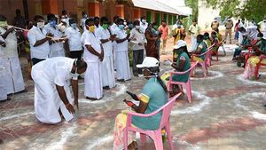 தூய்மை பணியாளர்கள் கால்களில் விழுந்து வணங்கிய அமைச்சர் உதயகுமார்.. நெகிழ்ச்சி 