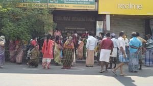 2,000 ரூபாய் பணத்தால் காற்றில் பறந்த சமூக இடைவெளி.. நடவடிக்கை எடுக்குமா புதுவை அரசு! 