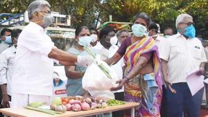 காய் வாங்க கூட நீங்க வெளியே வராதீங்க.. நாங்கள் வரோம்.. 11 வகையான காய்கறிகள் ரூ150 மட்டுமே.. அமைச்சர்