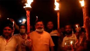 விளக்கு ஏற்ற மட்டும்தானய்யா பிரதமர் சொன்னாரு? அதுக்காக இத்தனை அக்கப்போரா சாமிகளா? 