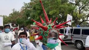 திருப்பூரில் கிடுகிடுவென உயர்ந்த கொரோனா நோயாளி எண்ணிக்கை.. விழிப்புணர்வு பணியில் களமிறங்கிய போலீசார்