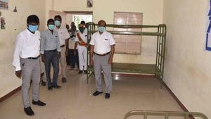 திருச்சி அரசு பொறியியல் கல்லூரியில் கொரோனா சிறப்பு வார்டு.. ஆட்சியர் ஆய்வு 