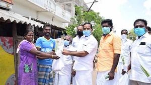  அம்மா உணவகத்தில் இலவச உணவு.. முதல் கட்டமாக ரூ. 2 லட்சம் அளித்த திருச்சி அதிமுக