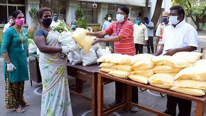  திருச்சியில் 36 திருநங்கைகளுக்கு ரூ 1500 மதிப்பிலான மளிகை பொருட்களை வழங்கிய ஆட்சியர்