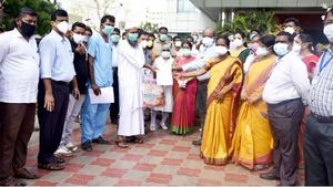  திருச்சியில் சூப்பர்- 32 பேருக்கு கொரோனா சிகிச்சை நிறைவு- கை தட்டி வழியனுப்பி வைத்தார் ஆட்சியர்!