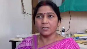 வானை நோக்கி துப்பாக்கிச்சூடு... மன்னிப்பு கோரி சரணாகதி அடைந்த பாஜக பிரமுகர் மஞ்சு திவாரி 