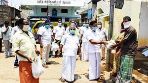  திருச்சியில் 1000 வீடுகளுக்கு இலவச காய்கறிகளை அனுப்பிய அதிமுக முன்னாள் எம்பி ப. குமார்!