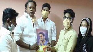 தேனியில் காதல் தம்பதிக்கு விஜய் ரசிகர் மன்றத்தினர் நிதியுதவி... தழைத்தோங்கும் மனிதநேயம் 