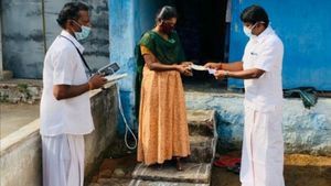விராலிமலையில் விஜயபாஸ்கர்... வீடு வீடாக சென்று கொரோனா நிவாரண நிதி உதவி 
