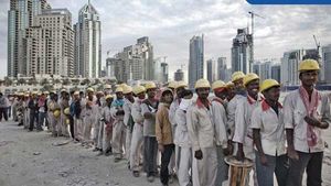 75 பேருக்கு ஒரு கழிவறை, சம்பளமும் இல்லை.. கொரோனா பிடியில் அமீரக தொழிலாளர்கள்.. குடும்பங்கள் பாதிப்பு