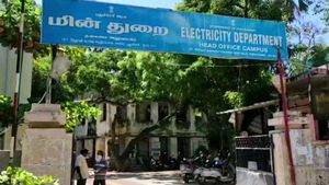 புதுவையில் ஜூன் 1 முதல் மின் கட்டணம் உயர்வு.. பொதுமக்கள், அரசியல் கட்சிகள் கடும் எதிர்ப்பு 