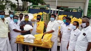  திருச்சியில் தேடி தேடி உதவும் அதிமுக.. களத்தில் கலக்கும் அதிமுக மாவட்ட செயலாளர் ரத்தினவேல்!