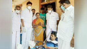 மெசேஜ் மூலம் உதவி கோரிய மாற்றுத்திறனாளி... வீடு தேடிச்சென்று நிவாரணப்பொருட்கள் வழங்கிய அன்பில் மகேஷ்