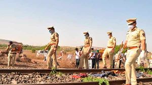  சாலையில் நடந்தால் போலீஸ் பிடிப்பார்கள் என தண்டவாளத்தில் நடந்ததால் ஏற்பட்ட அவுரங்காபாத் விபரீதம் 