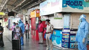 கொரோனா தனிமை முகாம்களுக்கு செல்ல மறுப்பு- பெங்களூரு வந்த 19 பயணிகள் சொந்த ஊர் திரும்பினர் 