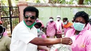 தூய்மை பணியாளர்களுக்கு அரிசி பிஸ்கெட் வழங்கி காலில் விழுந்து நன்றி தெரிவித்த பாஜகவினர்!