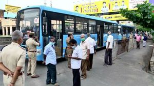 57 நாட்களுக்கு பிறகு புதுச்சேரியில் பேருந்து சேவை தொடக்கம்.. பொதுமக்கள் ஹேப்பி! 