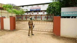 10 பெண் போலீசார் உட்பட 14 பேருக்கு கொரோனா- கடலூர் காவலர் பயிற்சி பள்ளி மூடல் 