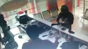 ஹெல்மெட்டுடன் புகுந்த திருடன்.. கத்தியை காட்டி மிரட்டி 10 பவுன் நகை கொள்ளை.. பரபர சிசிடிவி காட்சி! 