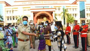 கடலூரில் கொரோனாவை வென்ற 13 போலீசார்.. எப்படி வீட்டுக்கு அனுப்பி வச்சிருக்காங்கன்னு பாருங்க! 