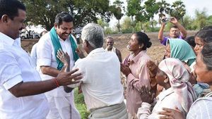 எடப்பாடி தொகுதியில் 90,000 குடும்பங்களுக்கு 5 கிலோ அரிசி... முதலமைச்சரின் சொந்த நிதியில் நிவாரணம் 