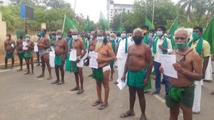  திருச்சியில் பல்வேறு கோரிக்கைகளை வலியுறுத்தி அரை நிர்வாணமாக விவசாயிகள் போராட்டம்
