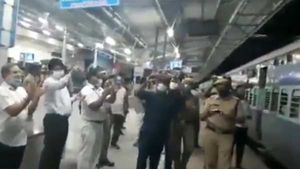 அசத்தல்.. வெளிமாநில தொழிலாளர்களை அனுப்பும் பணி தொடங்கியது.. கை தட்டலுடன் கிளம்பிய ரயில் 