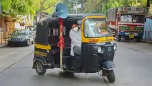 திருமணத்துக்கு சேர்த்து வைத்த பணத்தில்... ஏழைகளுக்கு உணவு வழங்கிய ஆட்டோ ஓட்டுநர் 