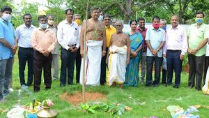 திருச்சி தேசியக் கல்லூரியில் 100அடி உயர தேசியக் கொடி கம்பத்துக்கு கணபதி பூஜை.. பூமி பூஜை 