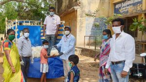 அரசு பள்ளியில் படிக்கும் அனைத்து மாணவர்களுக்கும் கொரோனா நிவாரணப் பொருட்கள்.. ஆசிரியர்கள் உதவிக்கரம் 