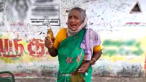 சரக்கு வாங்கிய சந்தோஷம்.. பாட்டிலுடன் எட்டுக் கட்டையில் பாட்டுப் பாடிய பாட்டி.. வீடு விளங்கிரும்! 