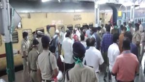 காட்பாடியிலிருந்து ஜார்க்கண்டிற்கு சிறப்பு ரயில்.. 1131 வடமாநிலத்தவர்கள் அனுப்பி வைப்பு 