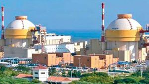 கூடங்குளம் அணுமின் நிலையத்தில் புலம்பெயர்ந்த தொழிலாளர்கள் போராட்டம்.. போலீஸார் மீது தாக்குதல் 