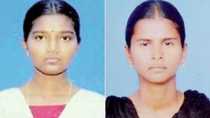  ஓவர் நெருக்கம்.. கல்யாணம் செஞ்சு வச்சு பிரிச்சிருவாங்களோ.. பயந்து போன தோழிகள்.. ஒரே சேலையில்!