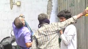 என்னா மூளை.. மதுவை லுங்கியில் வடிகட்டி குடித்த  குடிக்காரர்.. பாட்டில் உடைந்ததால் புதிய டெக்னிக் 