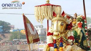 சித்ரா பவுர்ணமி... வீதியெங்கும் விழா தோரணங்கள்.. மண்டகப் படிகள்-மக்கள் வெள்ளமும் வைகையில் கள்ளழகரும்