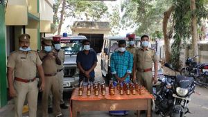 அரிசிக்குள் சரக்கு..  புதுச்சேரிக்கு மதுபாட்டில் கடத்திய இருவர்.. 37 குவாட்டர் பாட்டில்கள் பறிமுதல்!
