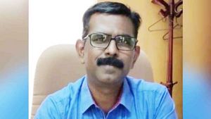 நேர்மையான ஐஏஎஸ் அதிகாரி மணிவண்ணன் இடமாற்றம் ஏன்?.. வைரலாகும் #BringBackManivannan 