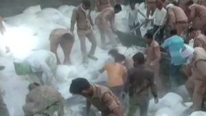 3 மணிக்கு நடந்தது.. மீட்க கூட ஆள் இல்லை.. சாலையில் உயிருக்கு போராடிய மக்கள்.. உத்தர பிரதேச அவலம்! 