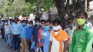 எங்க ஊருக்கே அனுப்பிடுங்க.. புண்ணியமா போகும்.. புதுச்சேரியில் வெளிமாநில தொழிலாளர்கள் முற்றுகை 