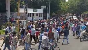 தீயாக பரவும் கொரோனா..முழு  ஊரடங்கு? மீண்டும் நெடுஞ்சாலைகளை முற்றுகையிடும் புலம்பெயர்ந்த தொழிலாளர்கள் 