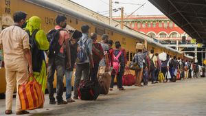 இடம்பெயர் தொழிலாளர்களுக்காக 800 சிறப்பு ரயில்களுக்கு அனுமதி கொடுத்த உ.பி அரசு! 
