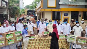  திருச்சியில் ஏழை மக்களுக்கு நிவாரணம் அளித்த அமைச்சர்கள் வெல்லமண்டி நடராஜன், வளர்மதி