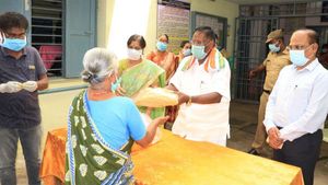 தொகுதி மக்களுக்கு 5 கிலோ அரிசி.. வீடு வீடாக சென்று வழங்கிய புதுவை முதல்வர் நாராயணசாமி 