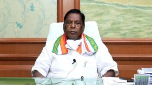 8 மணி நேரம்தான் வேலை.. அதுக்கு மேல போனா டபுள் சம்பளம் குடுக்கனும்.. நாராயணசாமி உத்தரவு 